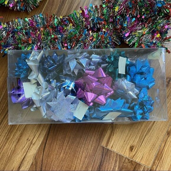 Christmas Gift Bows and Lametta String - Picture 3 of 4